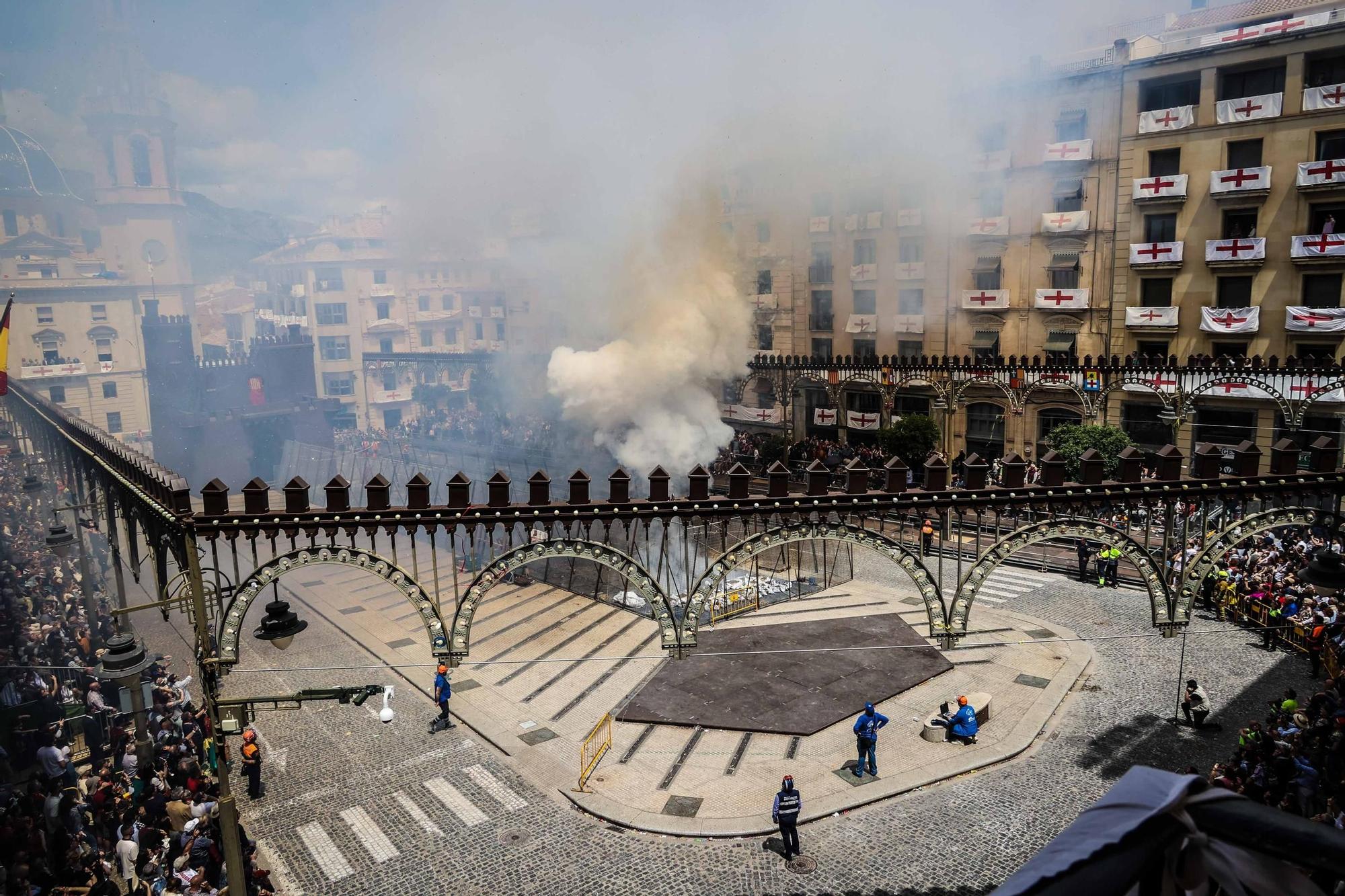El Sant Jordiet entre claveles en la procesión de la Reliquia