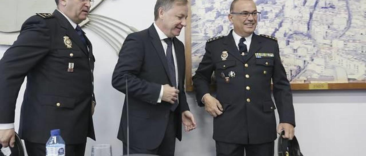 Moragues destaca el descenso de los delitos en la toma de posesión del nuevo comisario