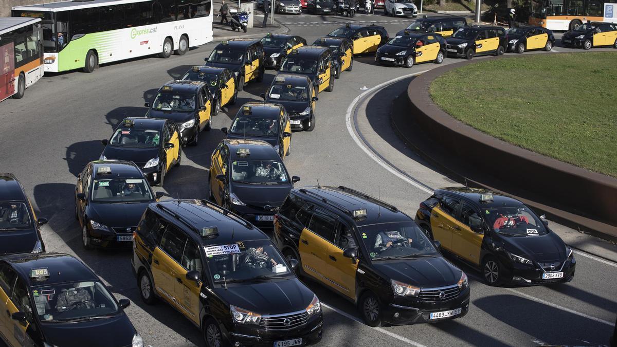 La manifestación de taxistas, cruzando la plaza de Ildefons Cerdà con destino al IMT