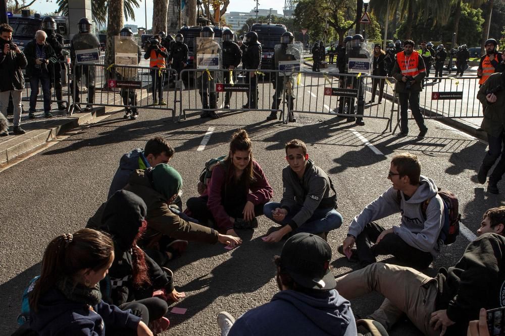 Tensió i enfrontaments entre Mossos i manifestants al centre de Barcelona