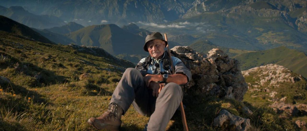 El pastor Pepe Mier, en un fotograma de la película, en la sierra del Cuera, con los Picos de Europa al fondo. |   | «SALVAJES» / DAVID RODRÍGUEZ MUÑIZ