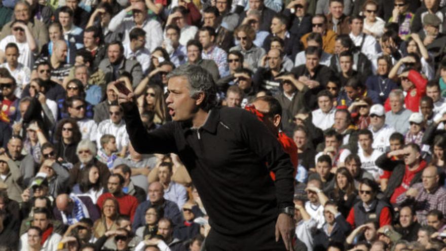 José Mourinho dirigiendo un partido del Real Madrid.