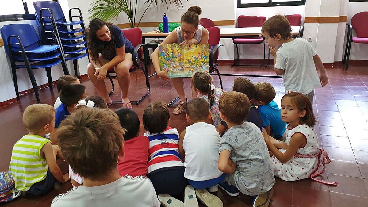 Los alumnos atendían ayer a sus profesoras en el primer día del programa de refuerzo estival. | CÓRDOBA