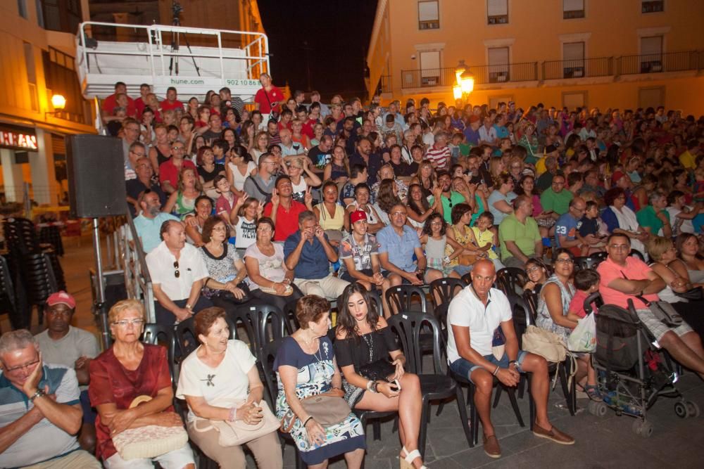 Las embajadas recrean la lucha entre los bandos de la cruz y la media luna para hacerse con el control de Elche