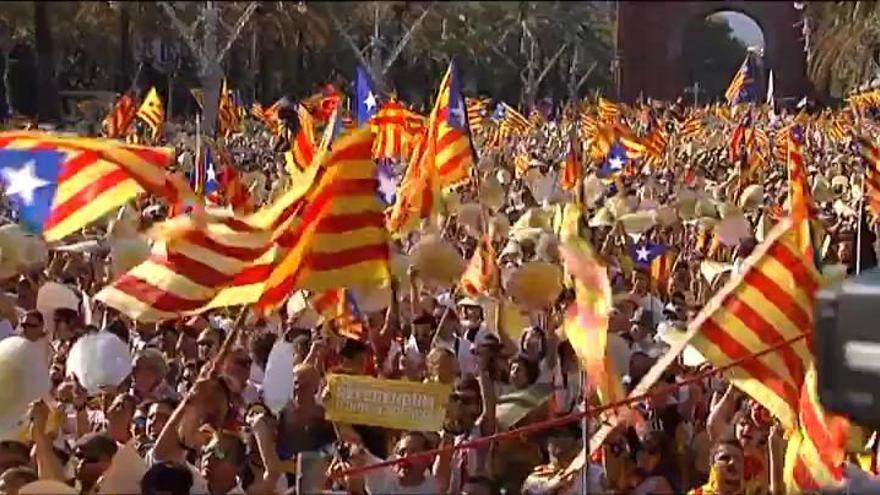 Miles de personas participan en Cataluña en las manifestaciones de la Diada