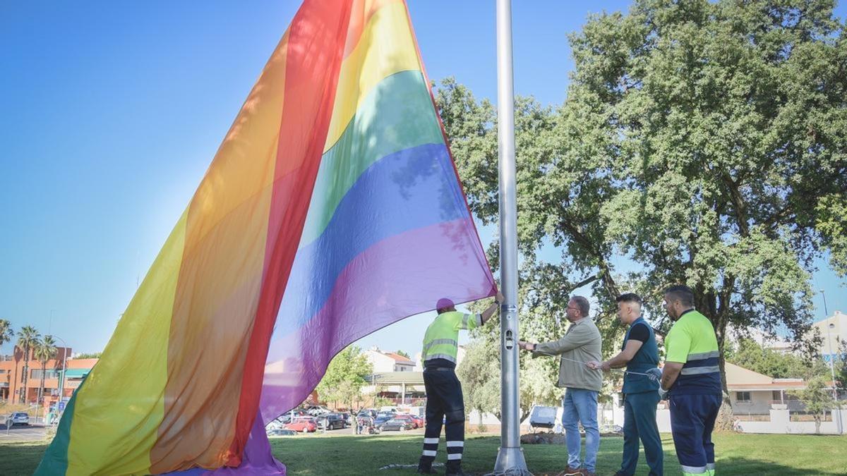 Gigantesca bandera LGTBI en la capital extremeña.