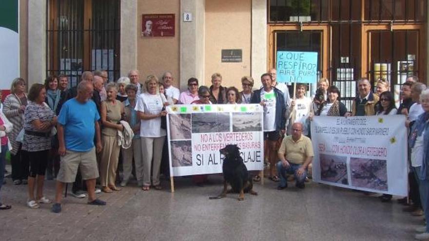 Los vecinos de la zona norte protestaron en las puertas del pleno contra los malos olores del vertedero.