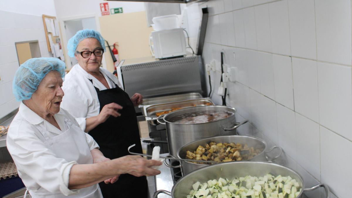 En primer término, la voluntaria Geli Santiago, junto a la cocinera Olga Llaneza, en la cocina de Amicos en Santa Marina.