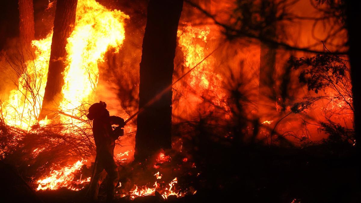 Un bombero trabaja en el incendio declarado en la Sierra de Francia, en Salamanca, el pasado 9 de junio.
