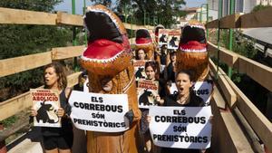 Protesta a Vidreres: marxa de dinosaures contra els correbous