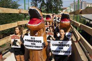 Protesta a Vidreres: marxa de dinosaures contra els correbous