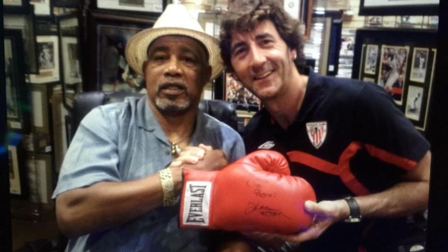 Patxi Salinas (d.) junto al exboxeador Ken Norton. // Fdv