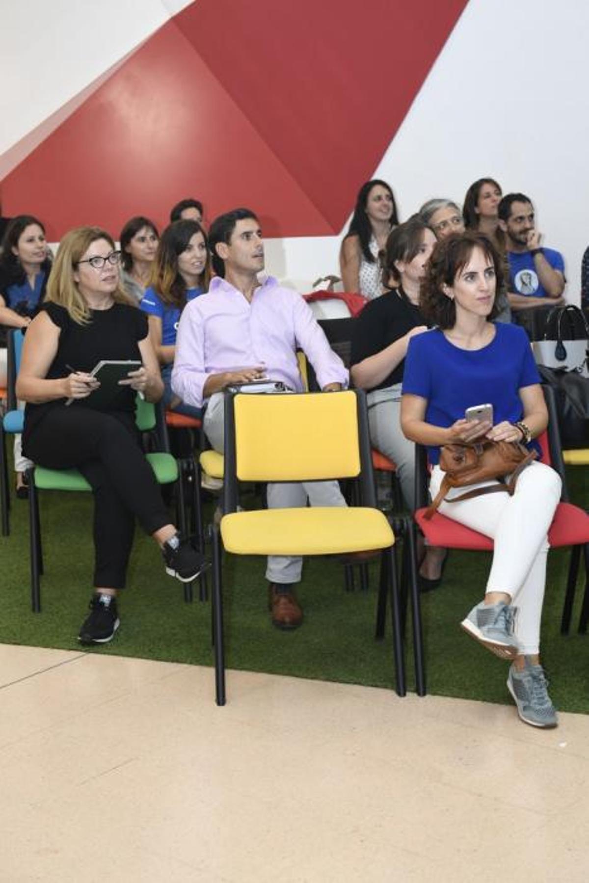 RELACION  MUJER Y GOOGLE