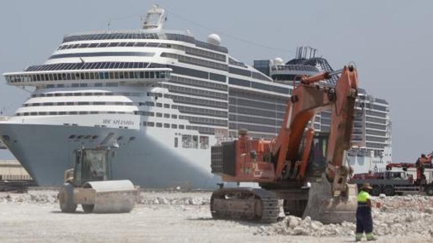 El «Splendida» atracado en el nuevo muelle de cruceros mientras siguen las obras para la construcción del segundo.