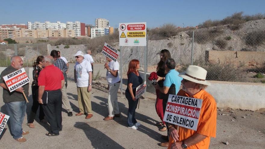 Protesta vecinal junto a los terrenos de El Hondón.