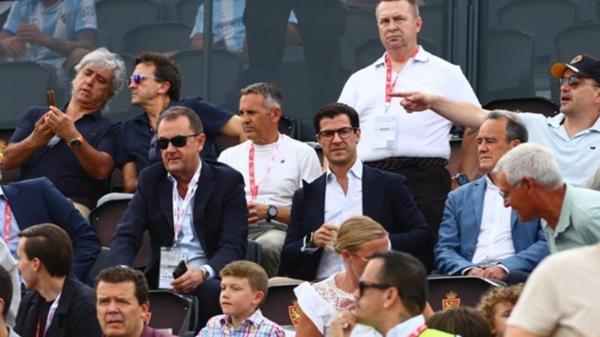 Fernando López, en el centro, en el palco del Ibercaja Estadio el pasado domingo.