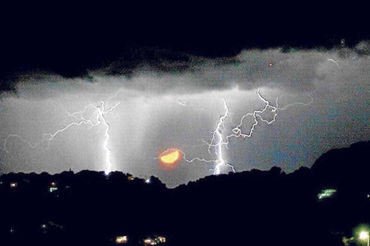 Tormenta eléctrica con la luna de testigo