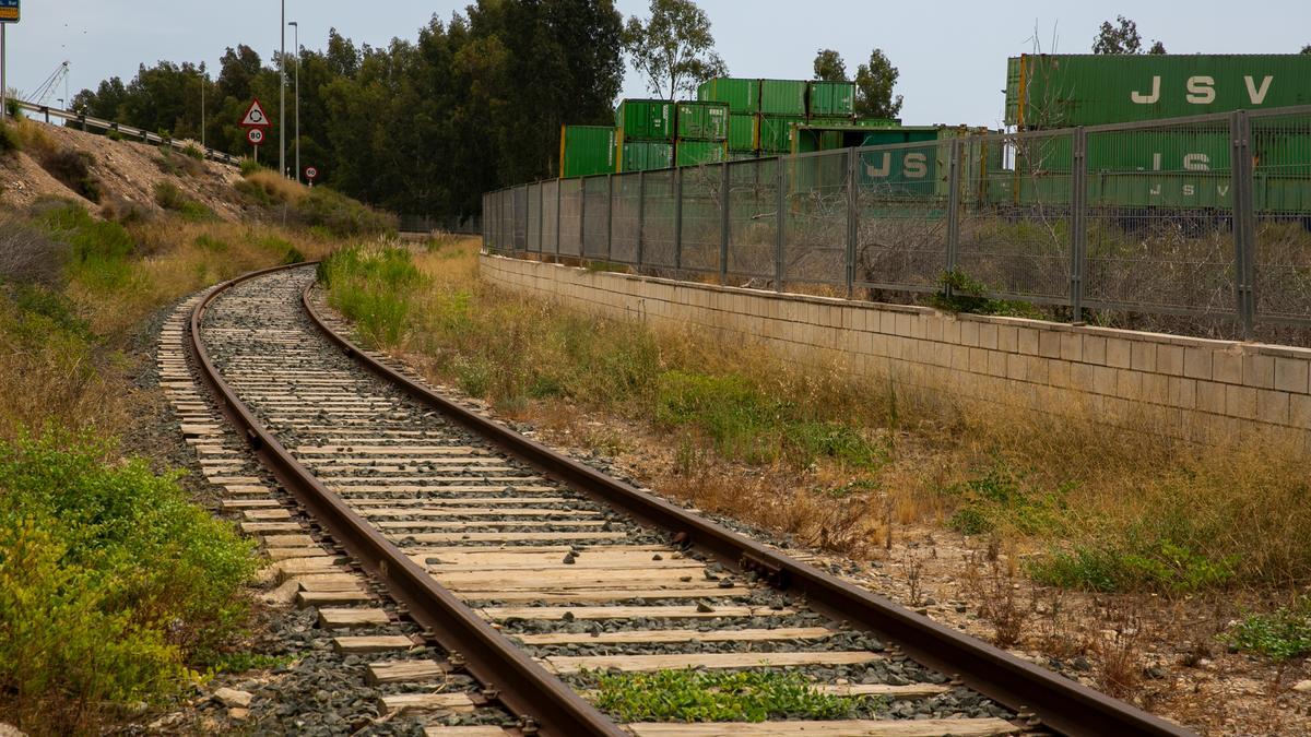 La vía para los trenes de entrada al puerto sigue como en el siglo XX