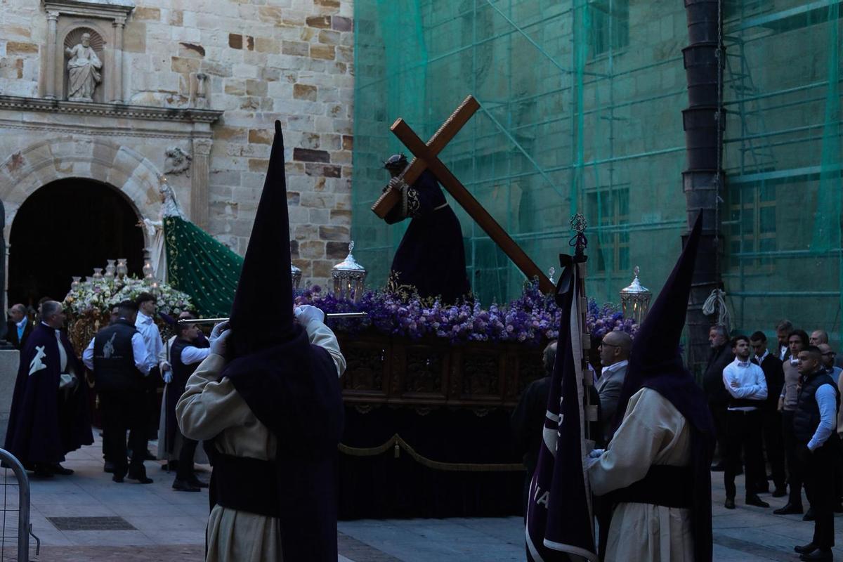 La procesión de Jesús del Via Crucis brilla modificando su recorrido habitual