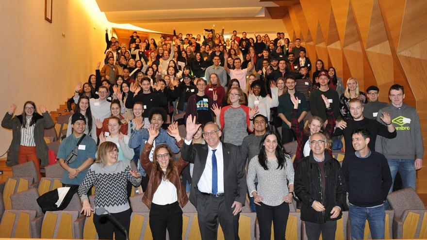 El rector dio la bienvenida a los alumnos extranjeros. // Duvi