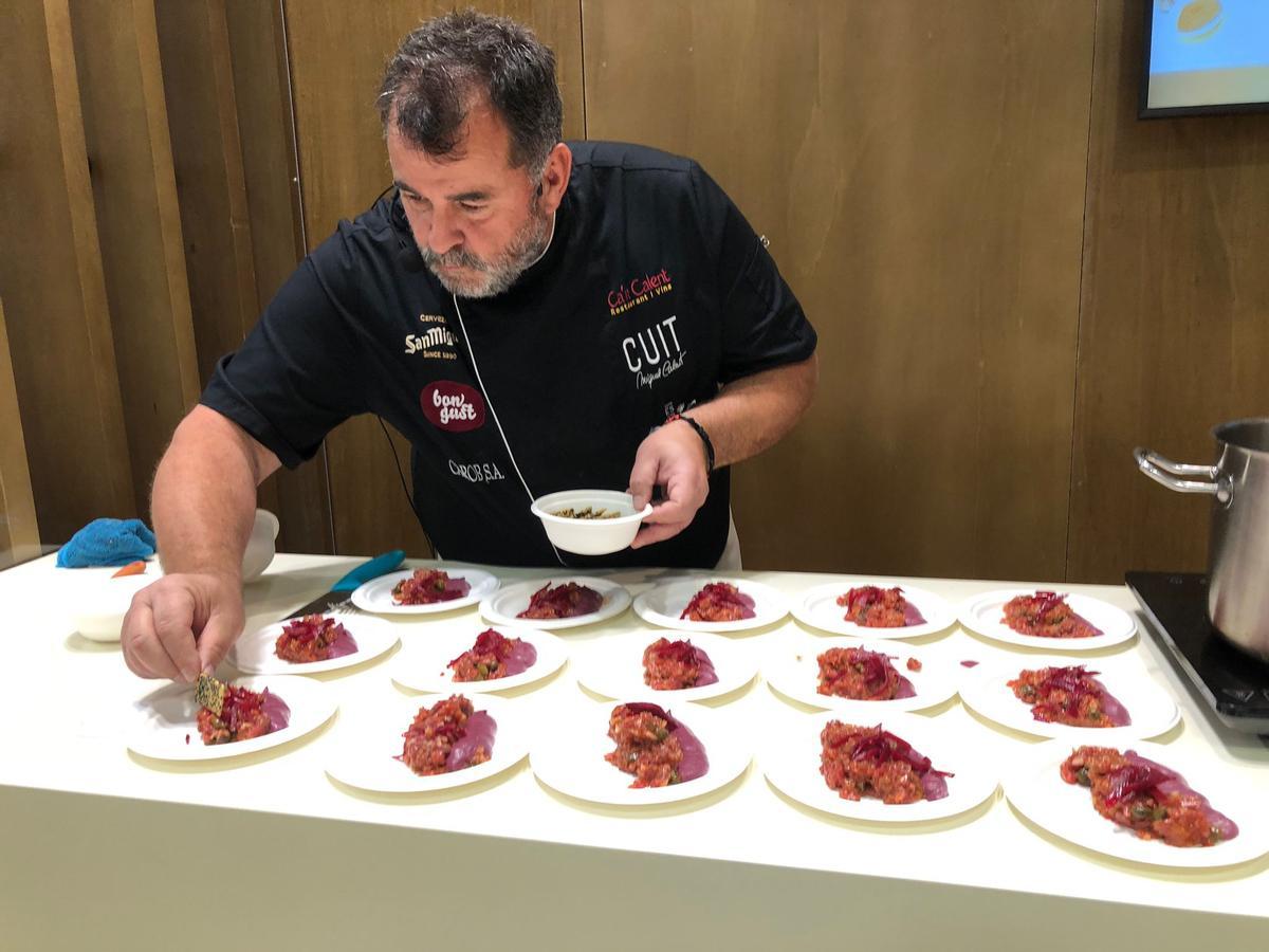 El cocinero Miquel Calent prepara una de sus desgustaciones de la gastronomía balear.