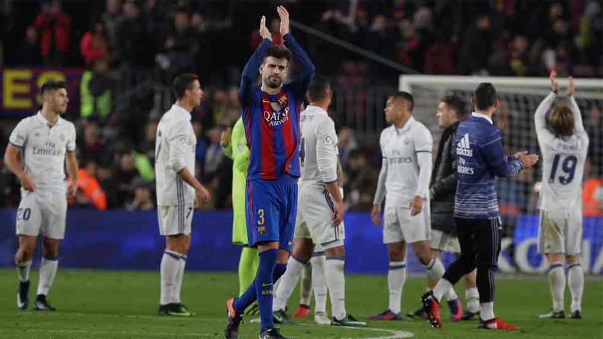 Piqué saluda después de disputar un clásico