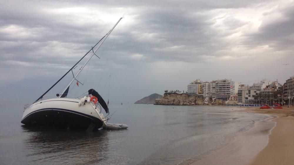 La tormenta arrastra una embarcación hasta la playa de Levante de Benidorm