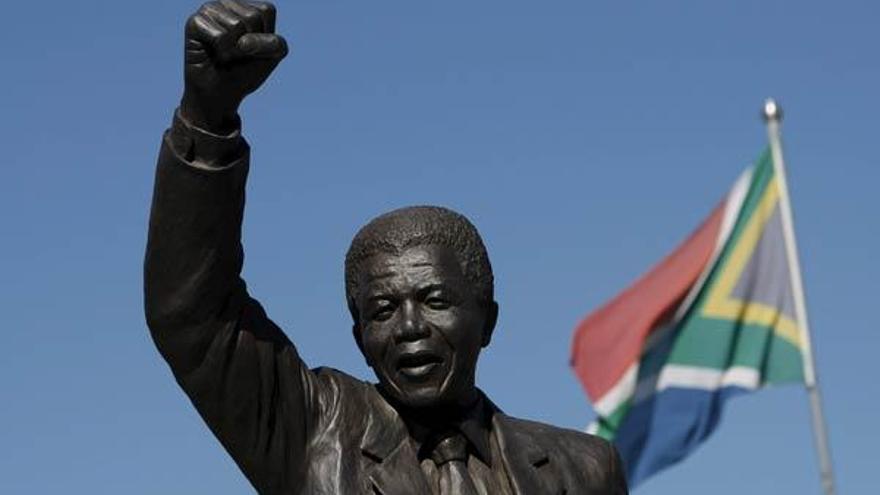 Estatua que representa a Nelson Mandela colocada a las puertas del Centro Correccional Drakenstein.