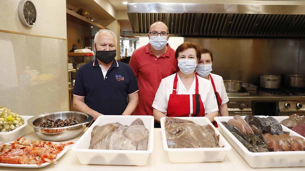 Silverio Riveiro, propietario del Bar Puerto, gestiona el pescado fresco del día recién llegado al restaurante.