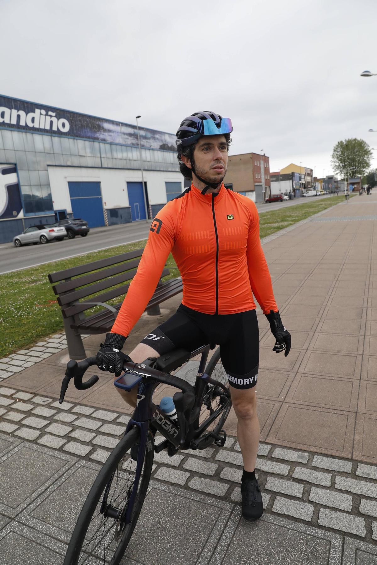 Carlos Catalán en bici por el paseo de la ría de Avilés.