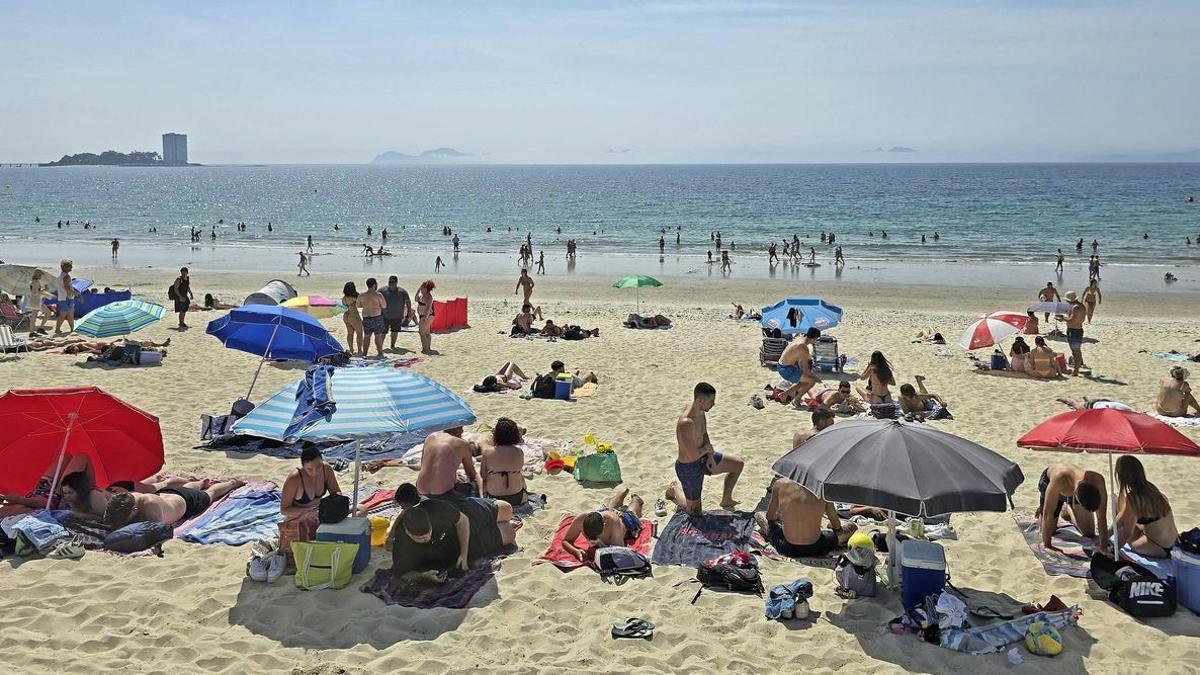 Bañistas en Samil, en la calurosa jornada de ayer.