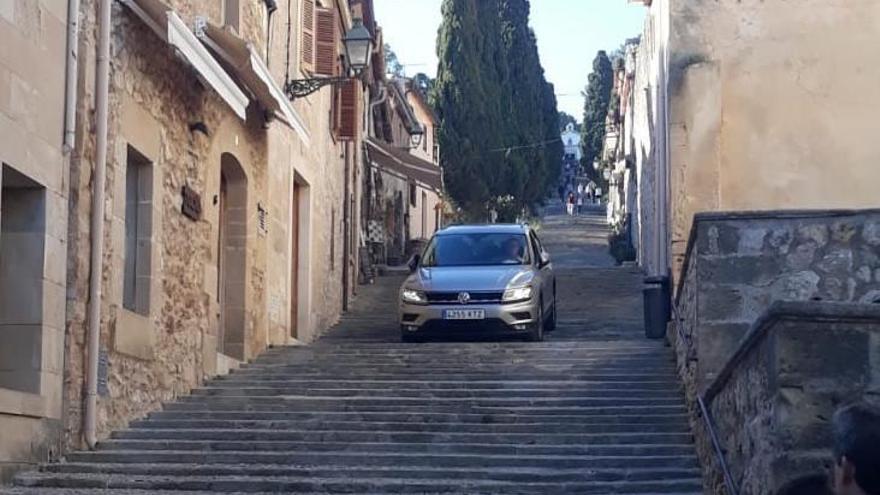 Falsch abgebogen: Auto fährt in Pollença Treppe herab