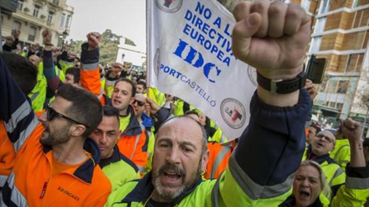 Protesta de estibadores ante la delegación del Gobierno en València, en febrero de este año.