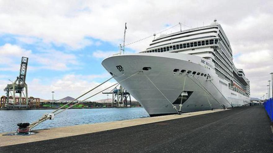 El trasatlántico ´MSC Magnifica´, ayer, atracado en el muelle de Los Mármoles, en Arrecife.