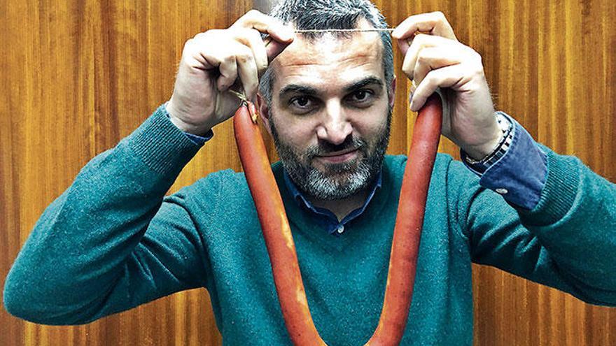 Stolze Tradition: Jaume Munar mit einer Wurst aus Eigenproduktion.