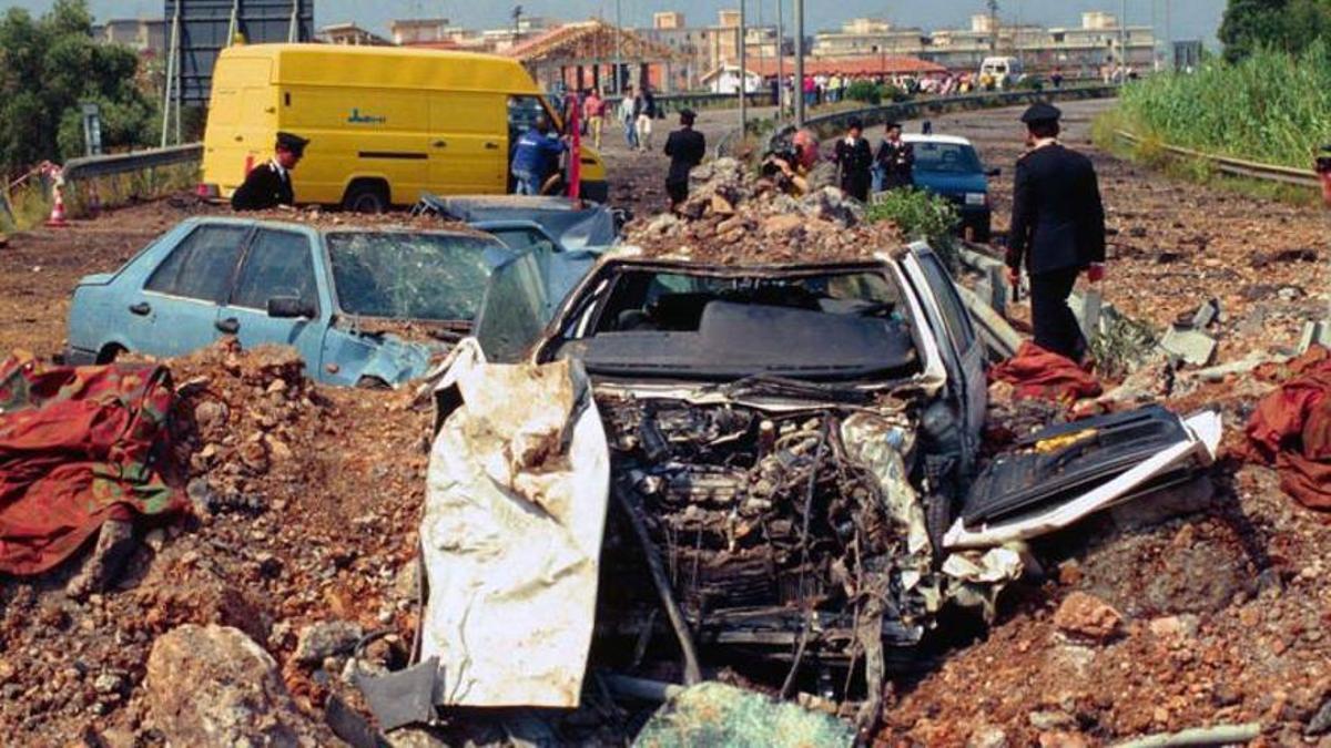 Atentado contra el juez Giovanni Falcone, camino de Palermo, en 1992.