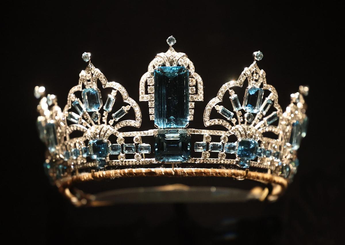 Una tiara que lució la reina Isabel II de Gran Bretaña en 1953 se exhibe en la exposición .
