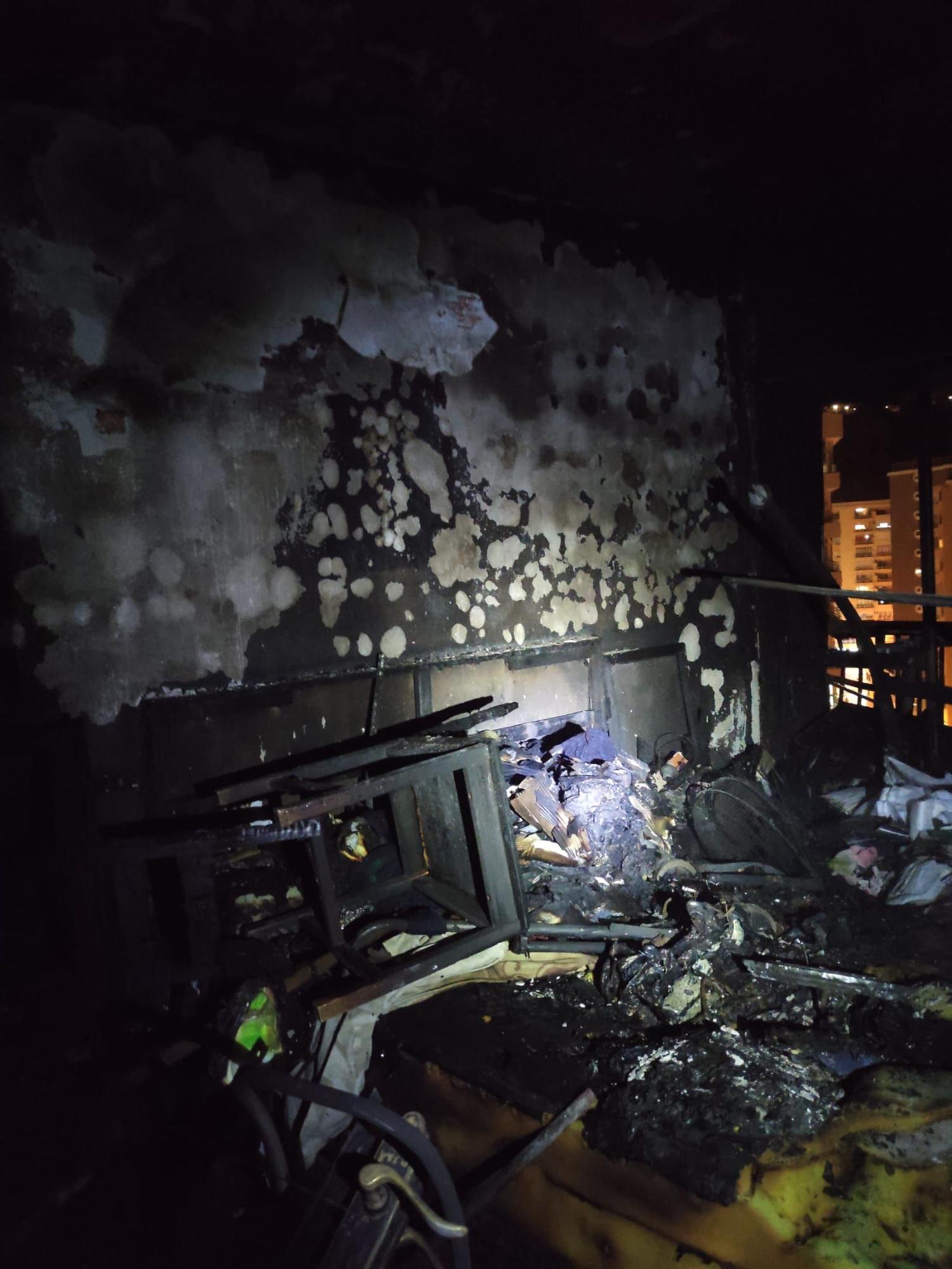 Así ha quedado el interior de la vivienda afectada por el fuego en La Malagueta
