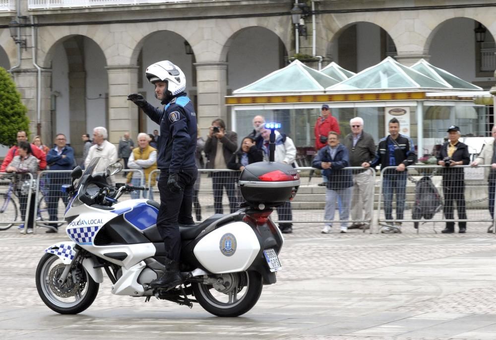 26 agentes reciben la medalla de permanencia por sus 30 años de servicio, funcionarios del cuerpo jubilados durante el 2016 fueron condecorados y otros 6, medalla a la trayectoria profesional ejemplar