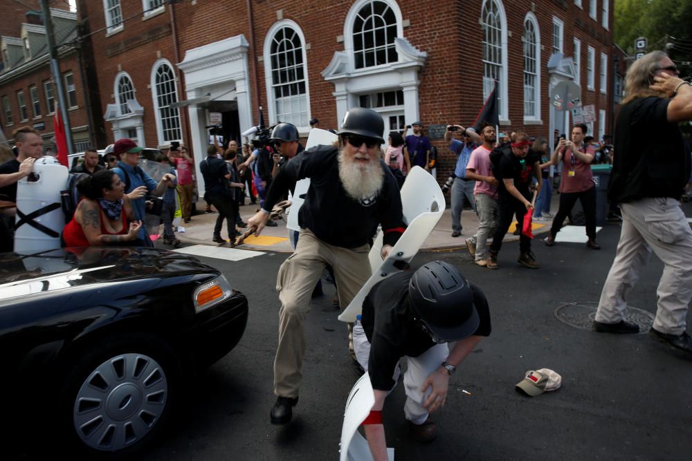 Supremacistas blancos y contramanifestantes del movimiento de extrema izquierda "Antifa" han protagonizado este sábado violentos enfrentamientos en las calles de Charlottesville.