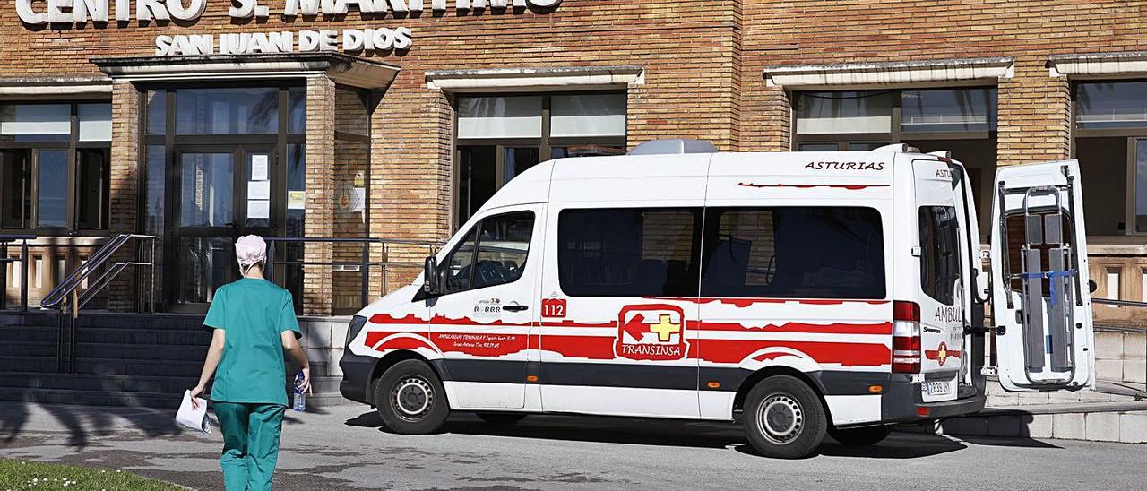 La doctora Sandra Charro, ayer, entrando al Sanatorio Marítimo de Gijón, con una ambulancia en la puerta para trasladar a residentes. | Ángel González