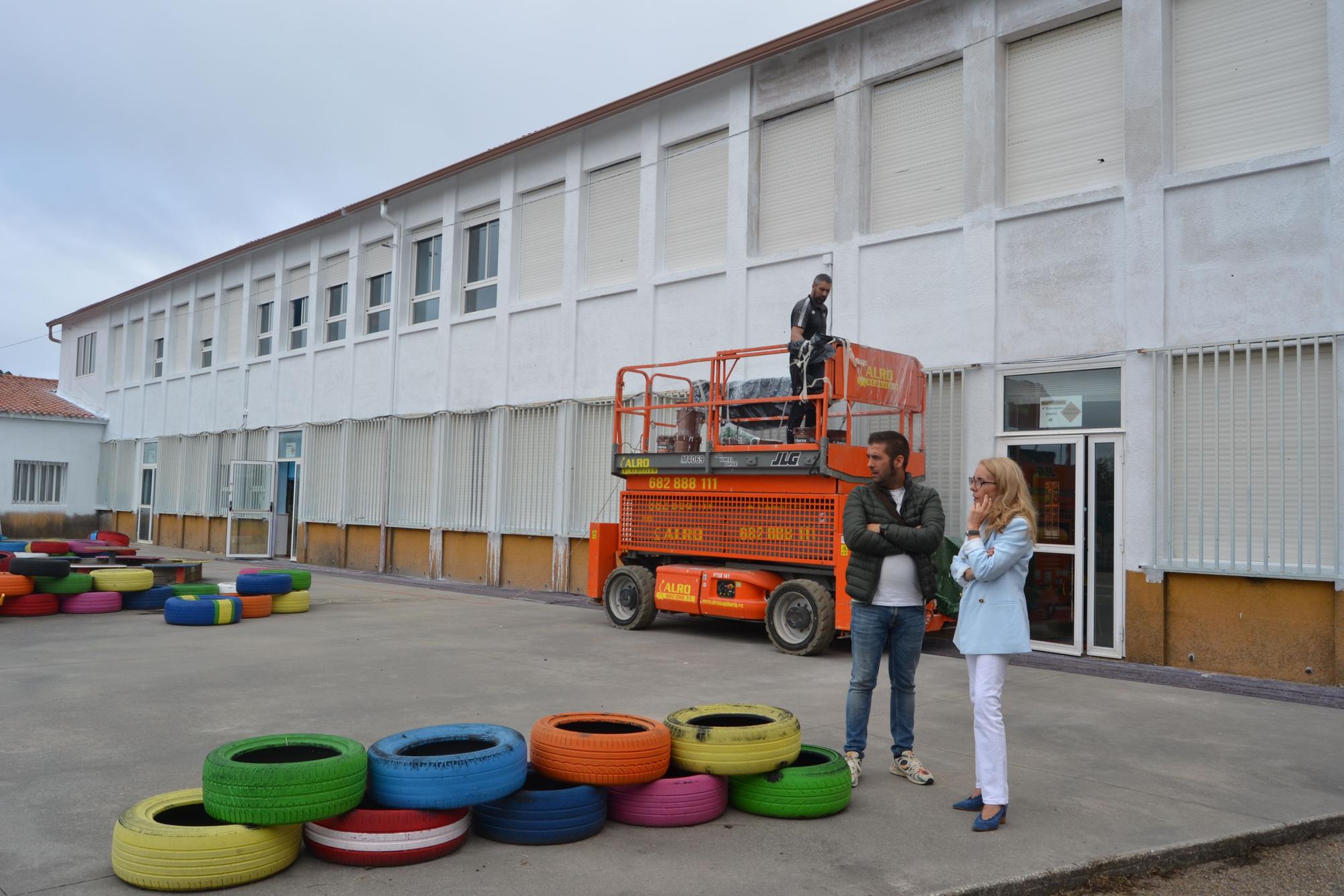 El concejal Xosé Leal en la visita a uno de los colegios.