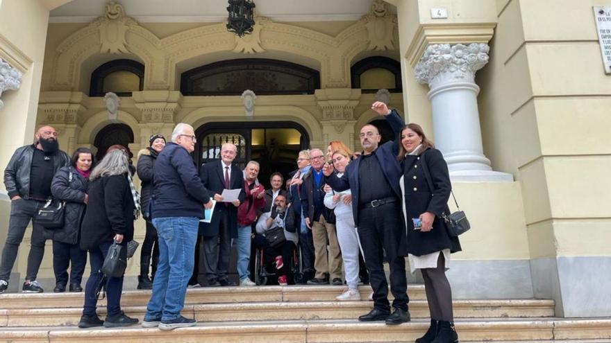 El alcalde y miembros de la red ‘Por una Málaga mejor’, a la entrada del Ayuntamiento.