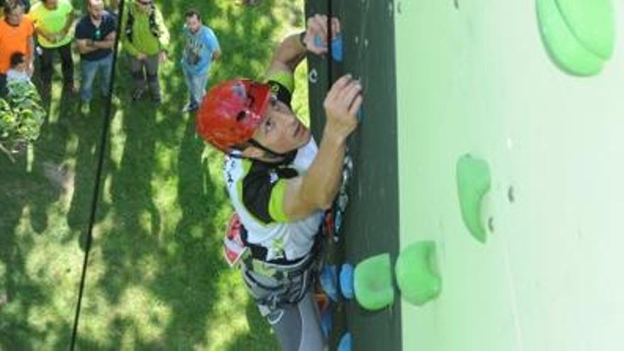 Un jove practica l&#039;escalada al rocòdrom del Parc Olímpic del Segre.