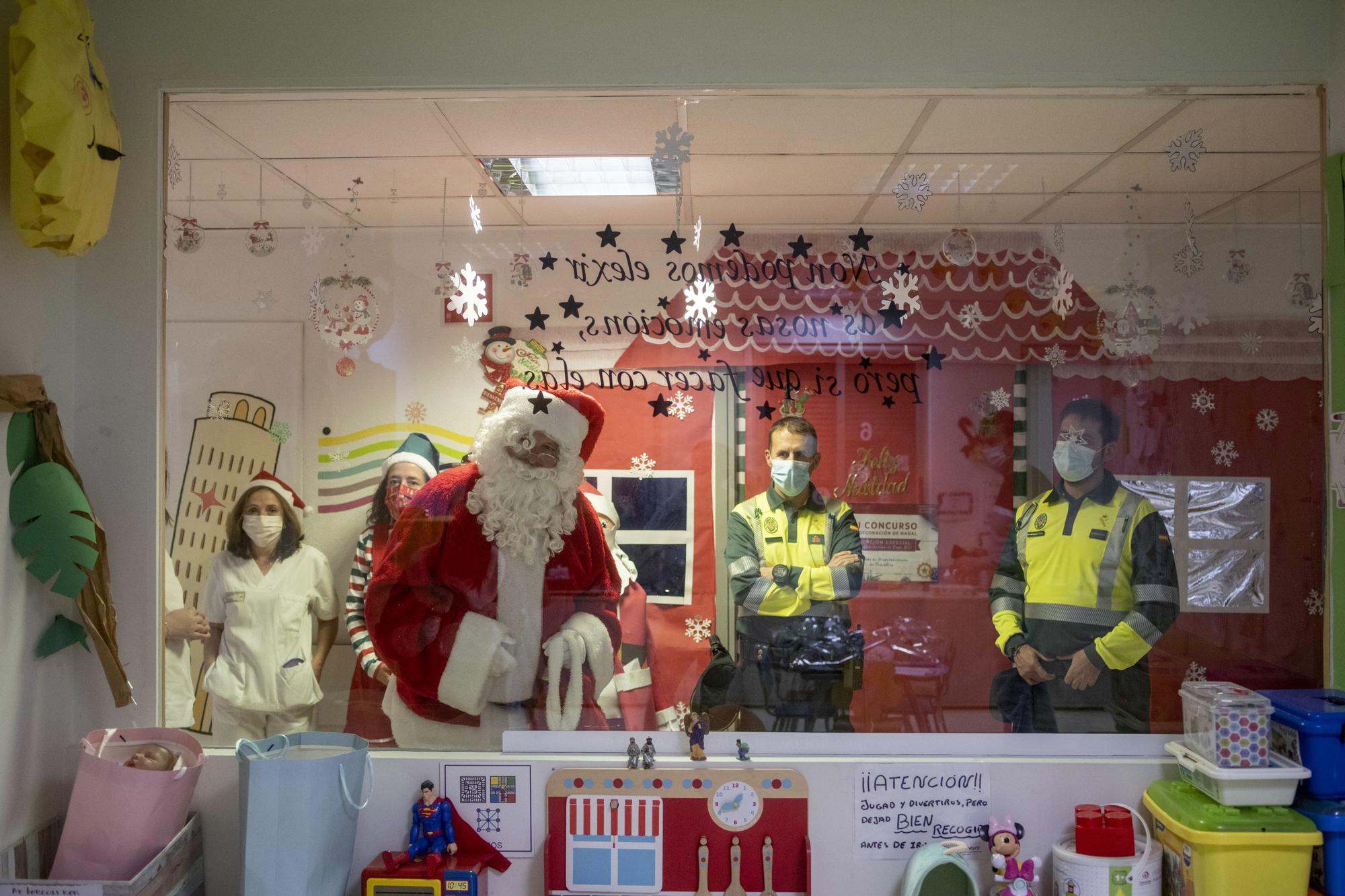 Papá Noel llegó escoltado por la Guardia Civil al hospital de Ourense.