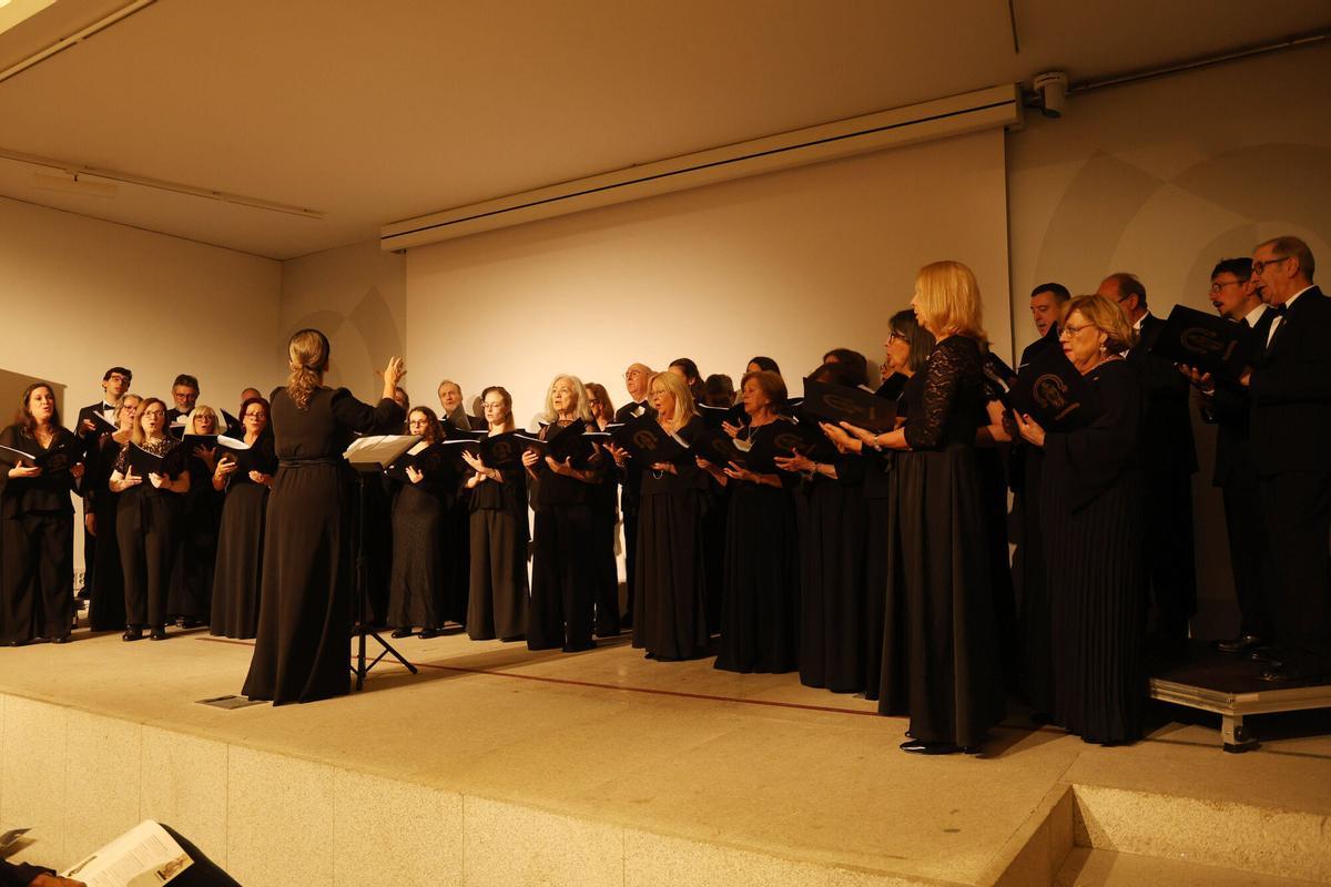 Pontevedra. Concierto de la Coral Polifónica de Pontevedra en el Museo como parte de los actos de celebración de la exposición del cuadro de Castelao A Derradeira leición do mestre, con la presencia de Amalia Bóveda.