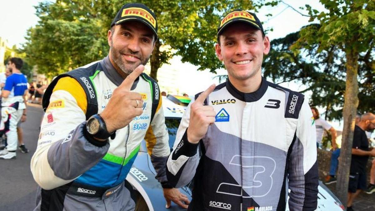Piloto y copiloto tras la carrera. |