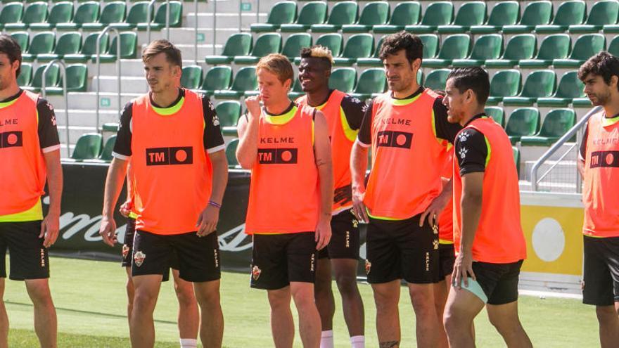 Imagen de un entrenamiento del Elche en el Martínez Valero