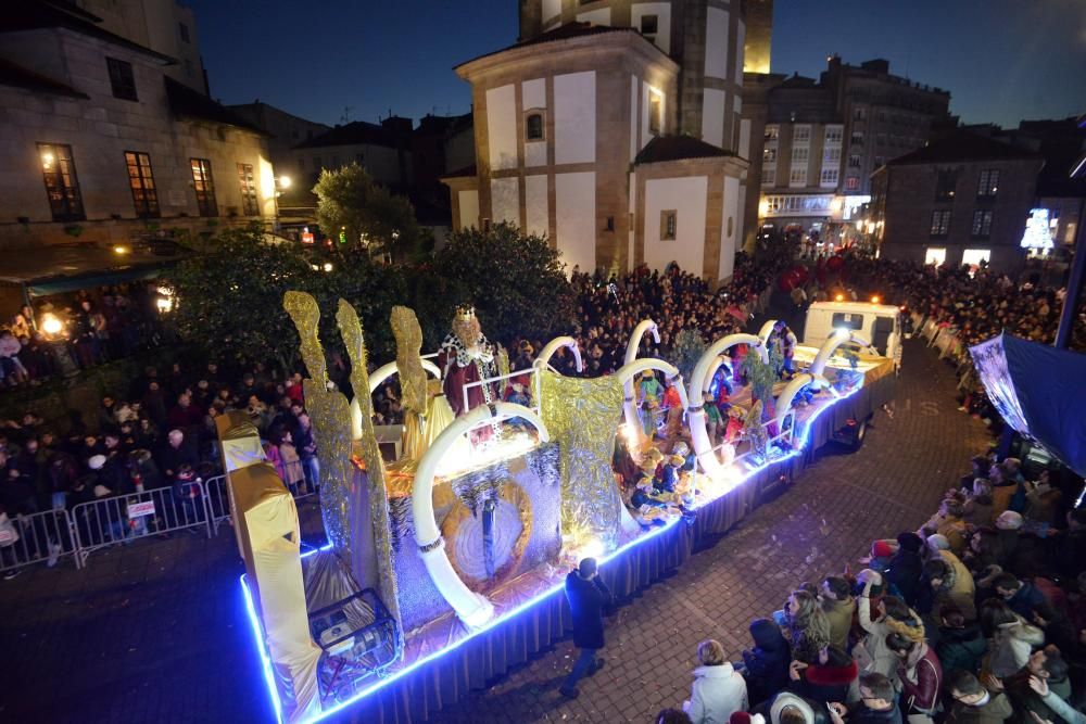 Una multitud recibe a los Reyes en Pontevedra