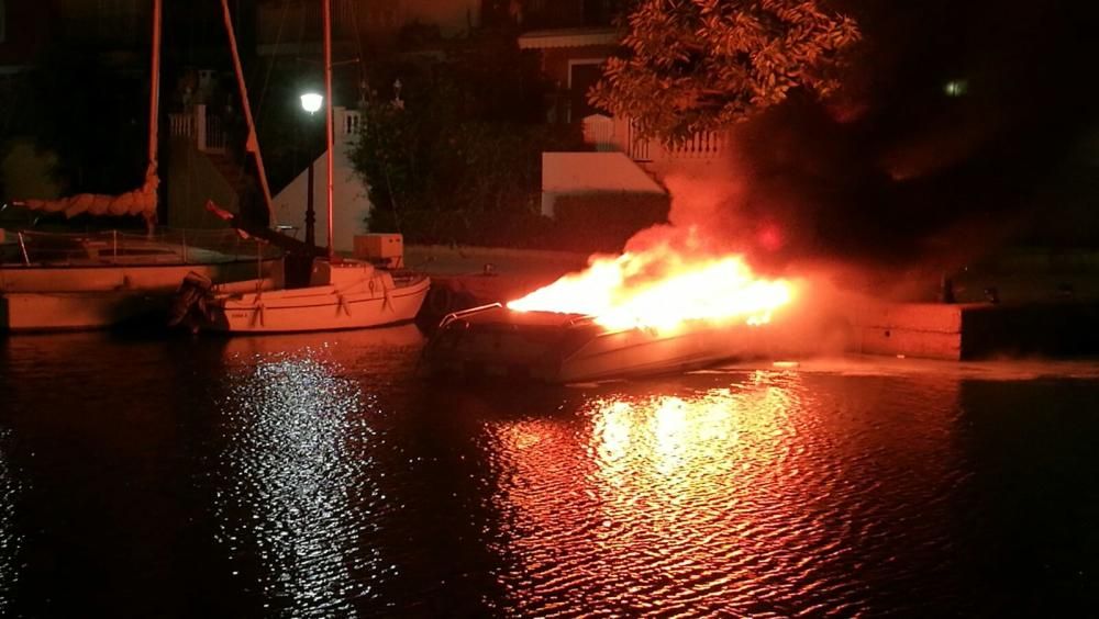 Arde un barco en Port Saplaya